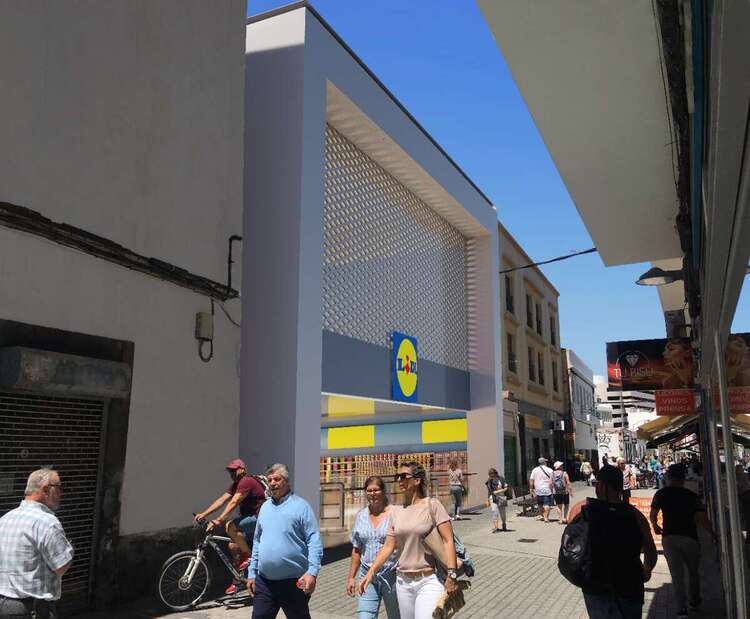 Plot of 773m2 in front of the Hiperdino in Calle Real, in the pedestrian street Hermanos Zerolo.