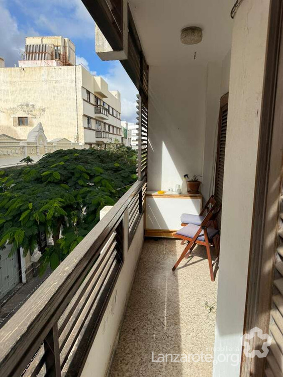 Spacious flat right on Calle Real with endless possibilities