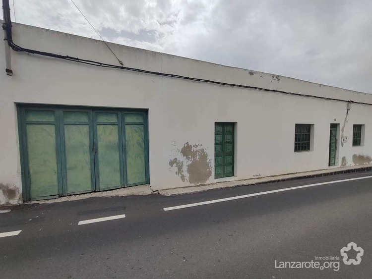 A large, old single-storey house with plenty of potential in Maguez