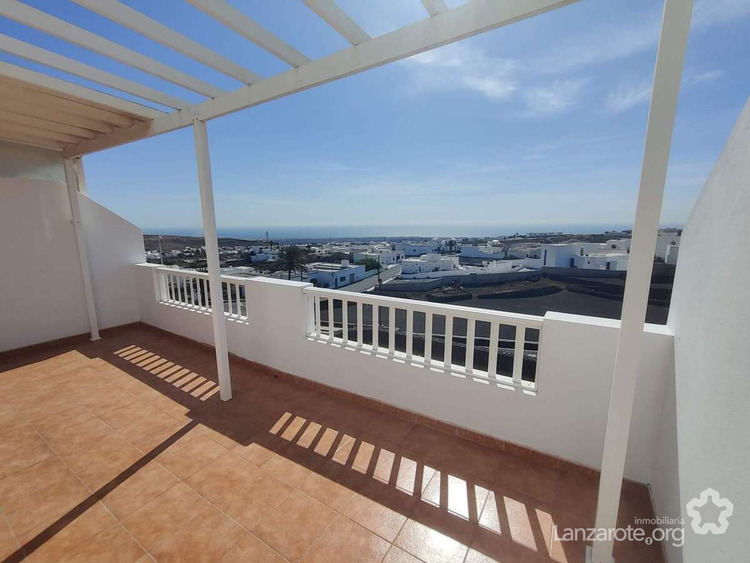 Piso en planta alta con terraza, cochera y vistas al mar